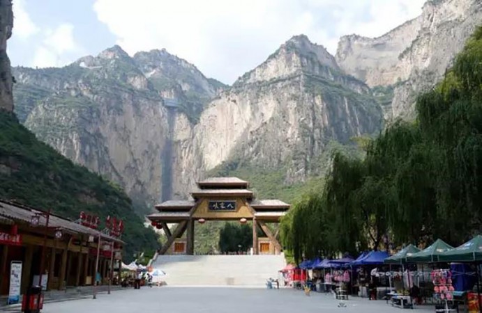 The third station of Central Plains has the reputation of "the ten most beautiful canyon in China". Eight springs gap! You deserve it!